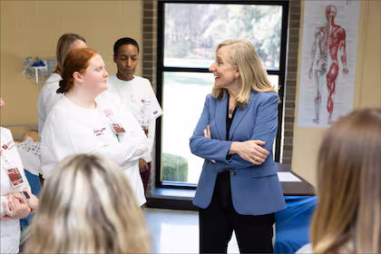 Para abordar los costos de salud y atención médica, la gobernadora Spanberger presentó la ley SB669 en Virginia