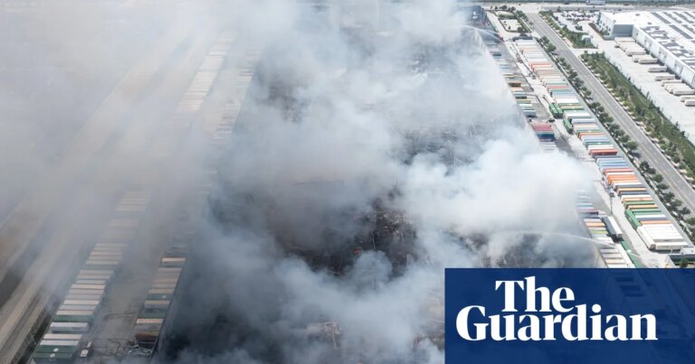Trabajador que supuestamente incendió almacén en California se compara con Luigi Mangione