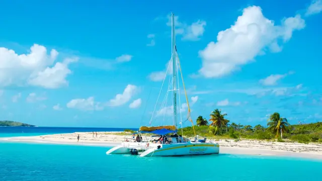 Embarcación en la orilla de la isla