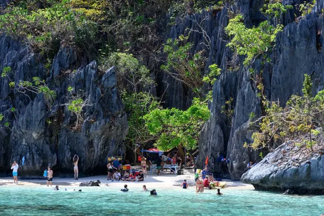 Pequeña playa entre rocas