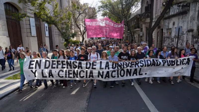 Marcha a favor de universidades en Rosario