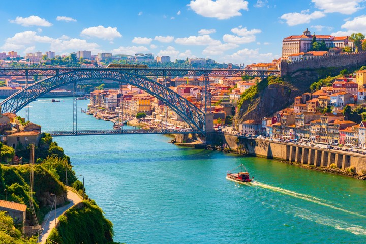 Vista del casco antiguo de Oporto, Portugal.