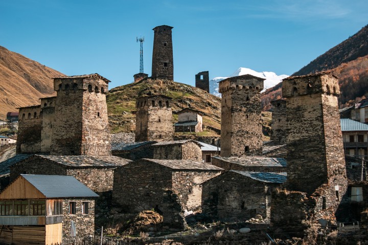Las tradicionales torres Svan construidas entre los siglos IX y XII. Foto Shutterstock