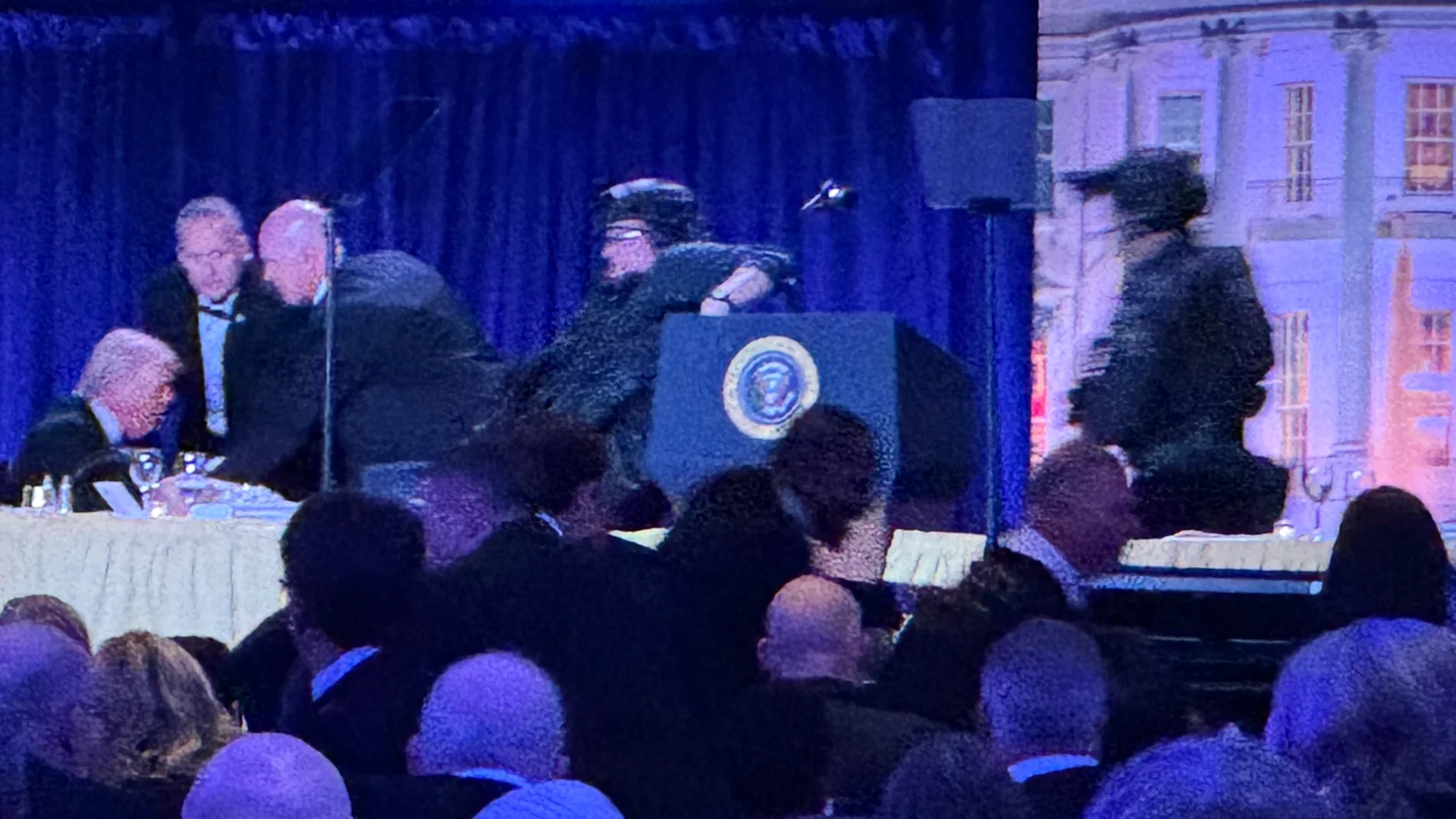 Las impactantes imágenes del momento en el que desalojan a Trump y Vance durante el intento de atentado