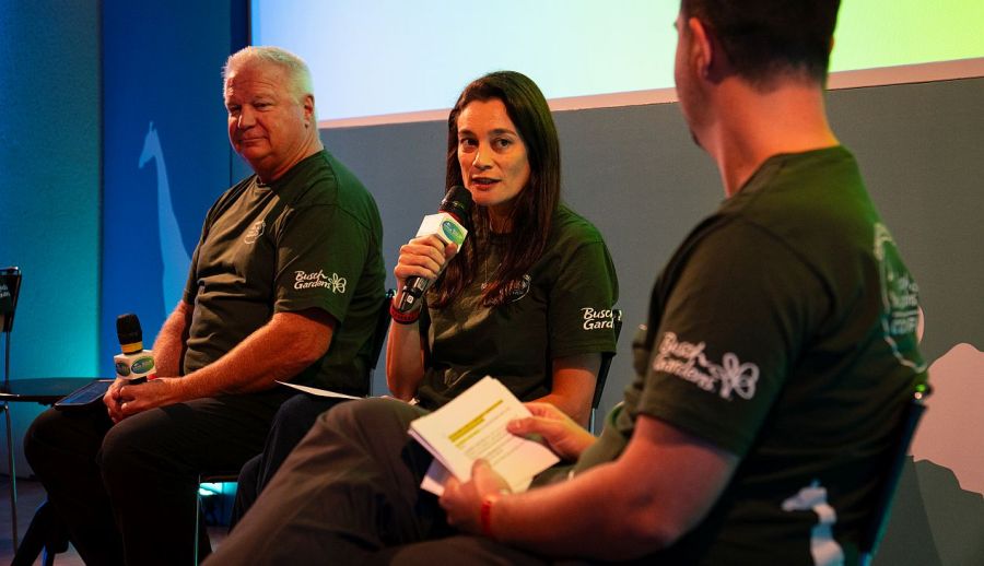 Gisele Montaño durante una charla