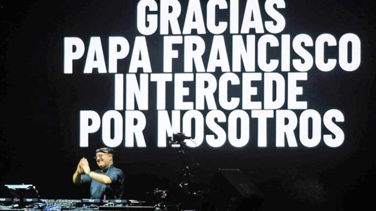 Una multitud vibrante en Plaza de Mayo disfrutó del icónico set del Cura DJ