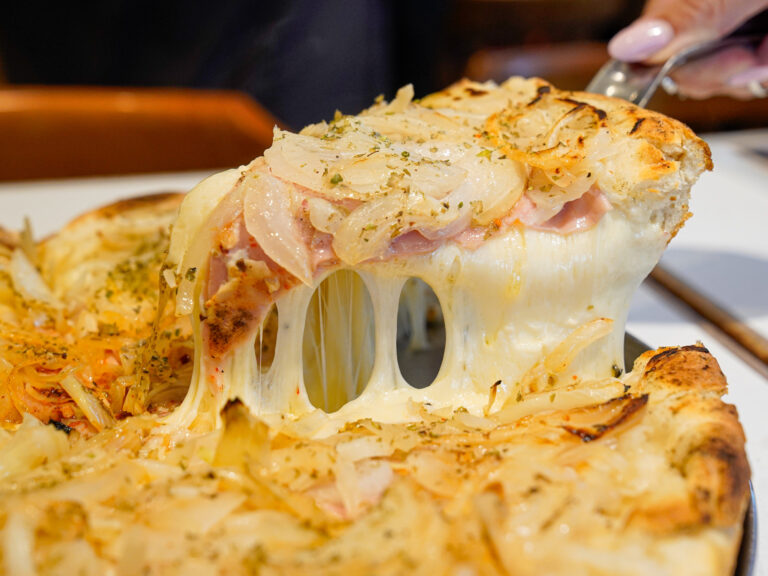 Vicente López celebra 70 años de su icónica pizzería: ¡la famosa fugazzeta rellena pesa más de 2 kilos!