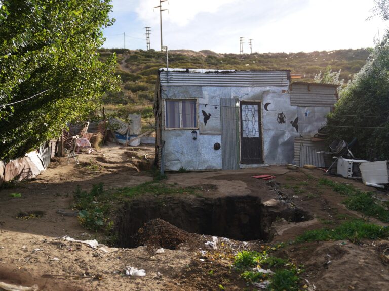 La Vulnerable Casa de Ángel: Un Techo de Chapa y Recuerdos
