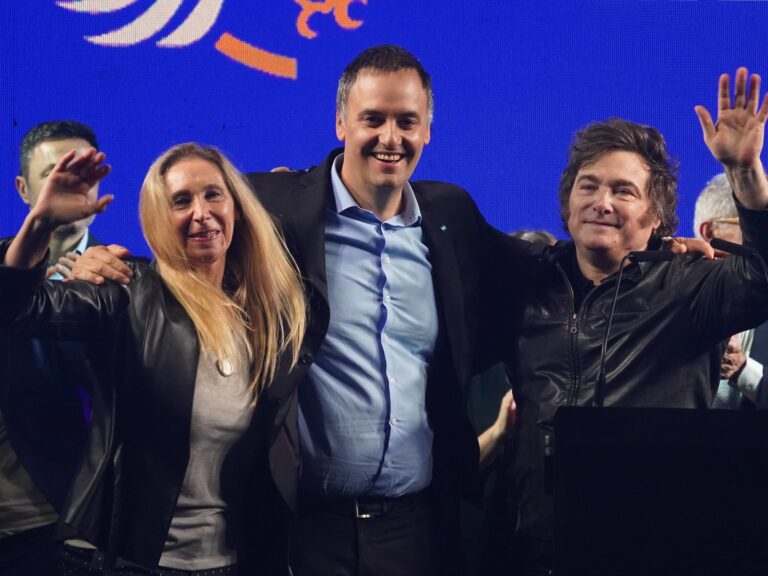 Un mes del Adornigate: presión interna para que el jefe de Gabinete dimita