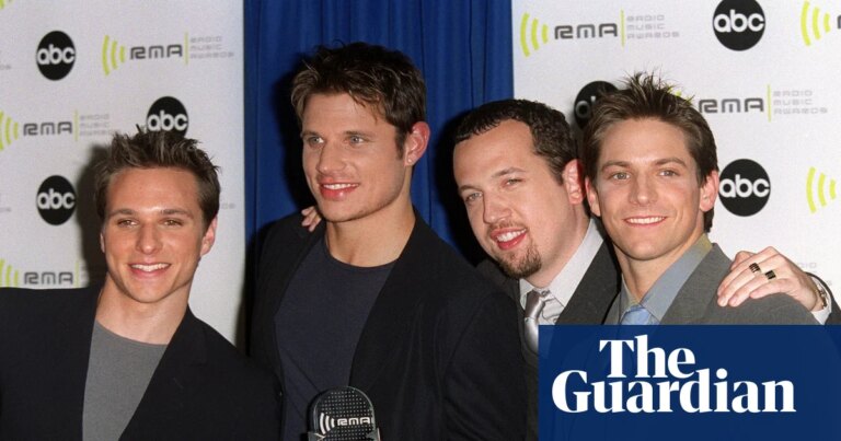 Nuevo documental revela que 98 Degrees tenía un manual de consentimiento durante sus giras en los 90