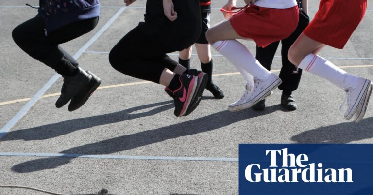 Escuelas en Inglaterra reducen apoyo a alumnos con necesidades especiales, según encuesta