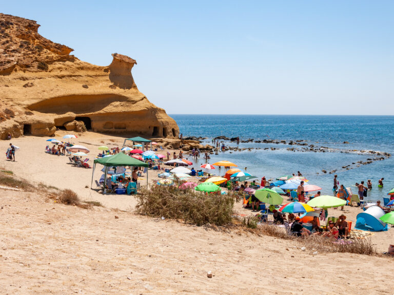 Descubre el Paseo Marítimo de Ensueño: 30+ Playas, un Castillo y Vistas al Mediterráneo
