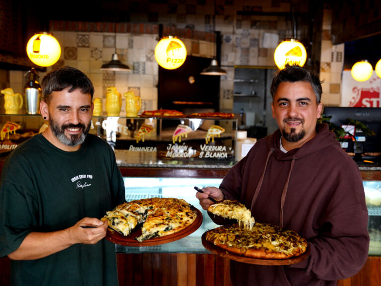 En Boedo, revive una icónica pizzería de los 70: la misma receta de siempre, al molde y con abundante mozzarella