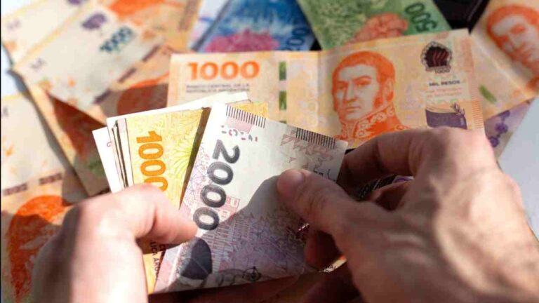 Salarios en Argentina: Caída del 20% desde 2018 y los más bajos de la región