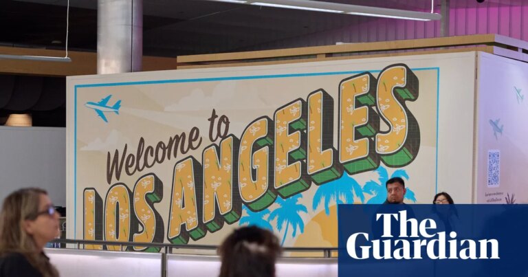 Mujer iraní-estadounidense arrestada en Los Ángeles por tráfico de armas