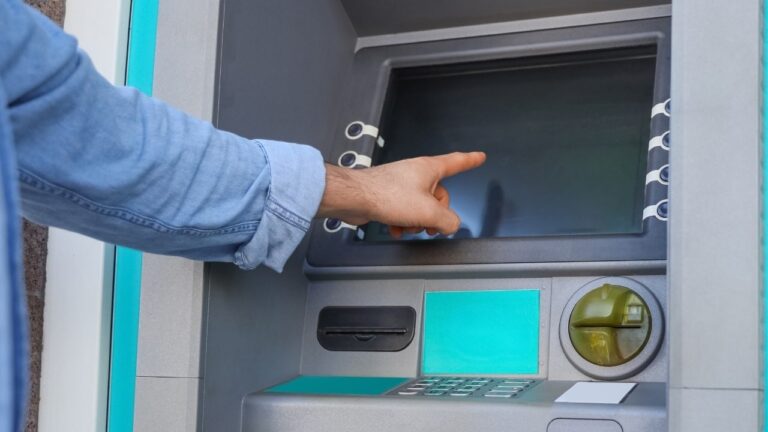 El peligro oculto del ticket del cajero: ¿Puede vaciar tus ahorros en un instante?