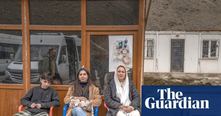 Bombardeos Nocturnos: Iranians Huyen de la Guerra y Otros Regresan a Casa en la Frontera