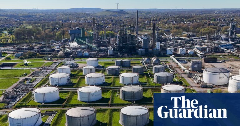 Trump Anuncia Alto al Fuego con Irán: Precios del Petróleo Caen y Bolsas Suben