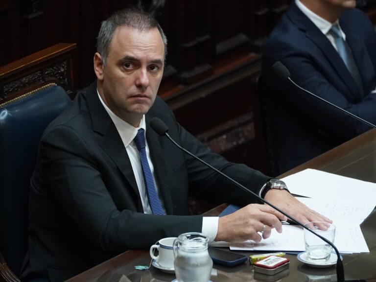 Oposición exige regreso de Adorni al Congreso: ¿Cuántos votos necesita para su interpelación y posible destitución?