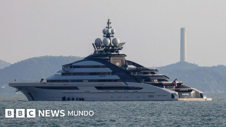 El yate de lujo del magnate ruso que navega libre por el estrecho de Ormuz, a pesar del bloqueo de Irán