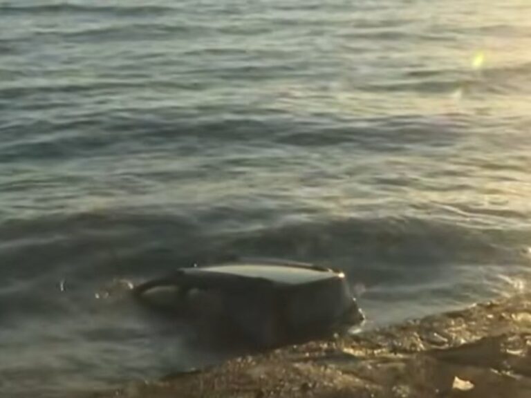Pescadores salvan a madre e hija en peligro