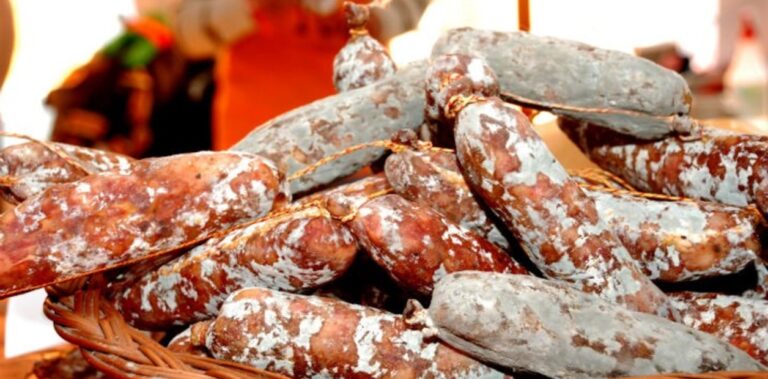 El encantador pueblo cerca de Buenos Aires donde el salame es la estrella turística