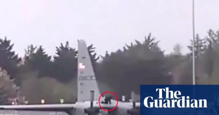 Hombre detenido por dañar aeronave militar de EE. UU. en el aeropuerto de Shannon