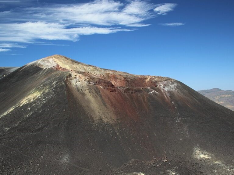 Surf en las cenizas: la emocionante aventura de deslizarse por un volcán en Nicaragua