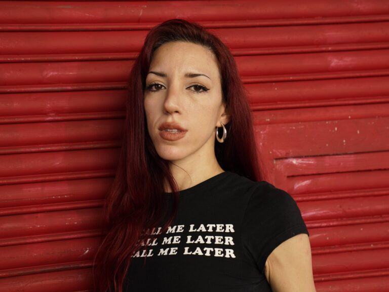 Denisse Romano: La cantante argentina que luchó por el rock con un topless y llegó al cine de Coldplay