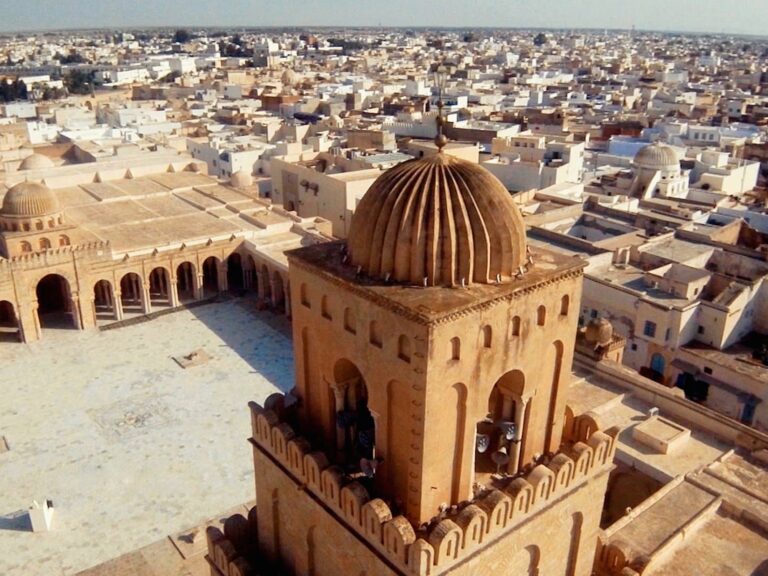 La Grandiosa Mezquita de Qairuán: Un Tesoro Arquitectónico en Túnez
