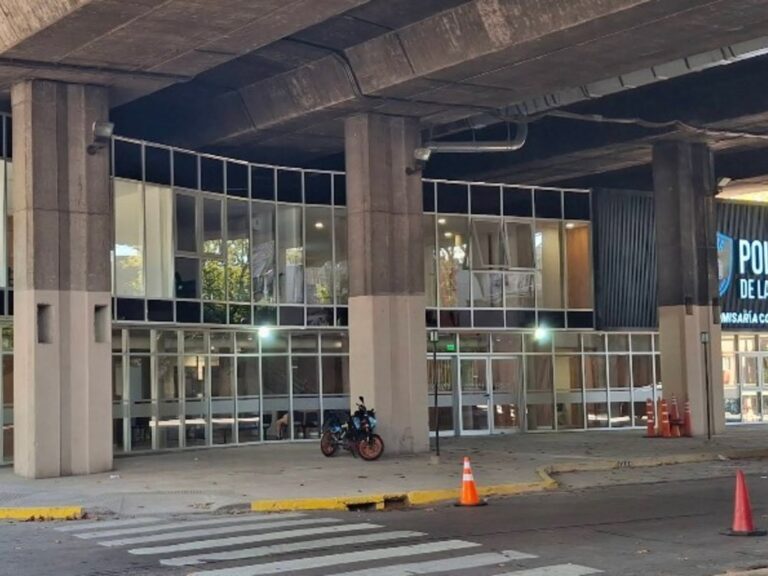 Policía fallece al ser aplastado por un cartel tras choque de camión descontrolado en la autopista
