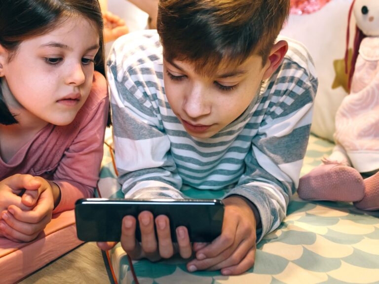 Descubren qué patrones tienen los padres que dan celulares a sus hijos antes de los 13 años