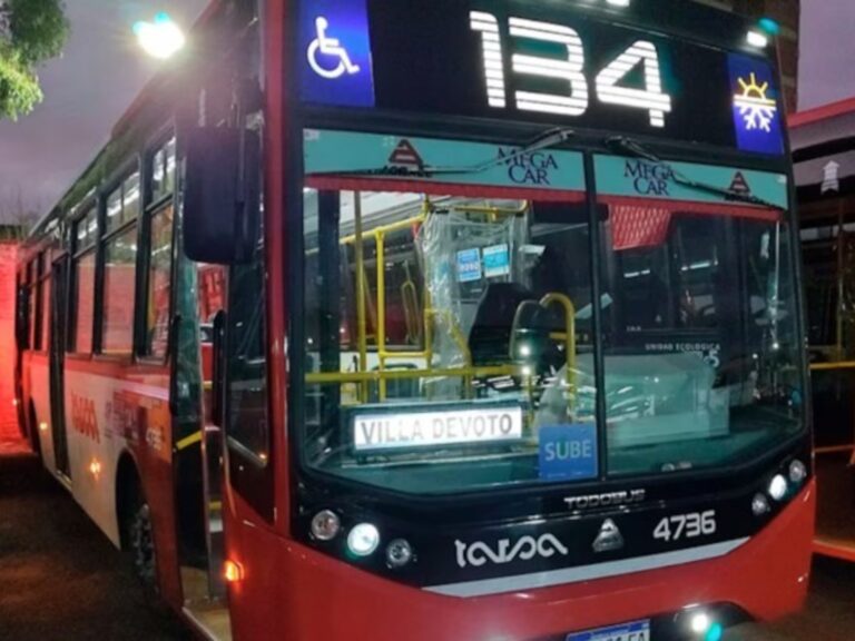 Tragedia en Villa Devoto: Mujer muere atropellada al caer del colectivo por su mochila.