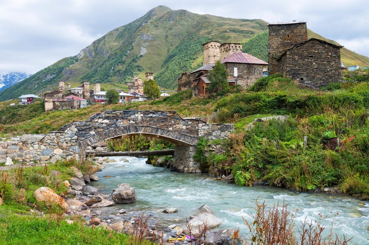 Un puente de piedra sobre el río Inguri. Foto Shutterstock