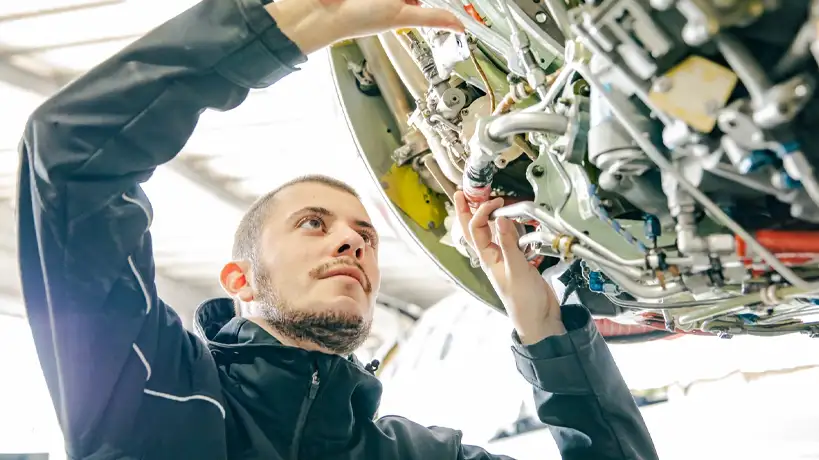 Mecánico arreglando un motor de avión