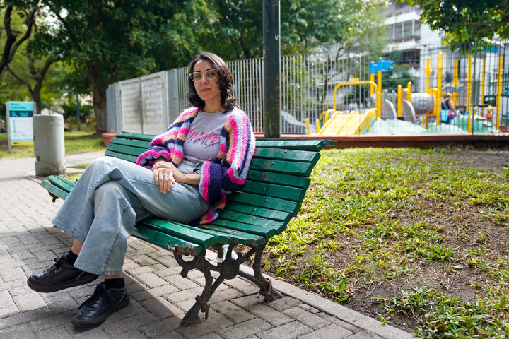 Paula Talento disfruta del parque mientras su hija está en clase.