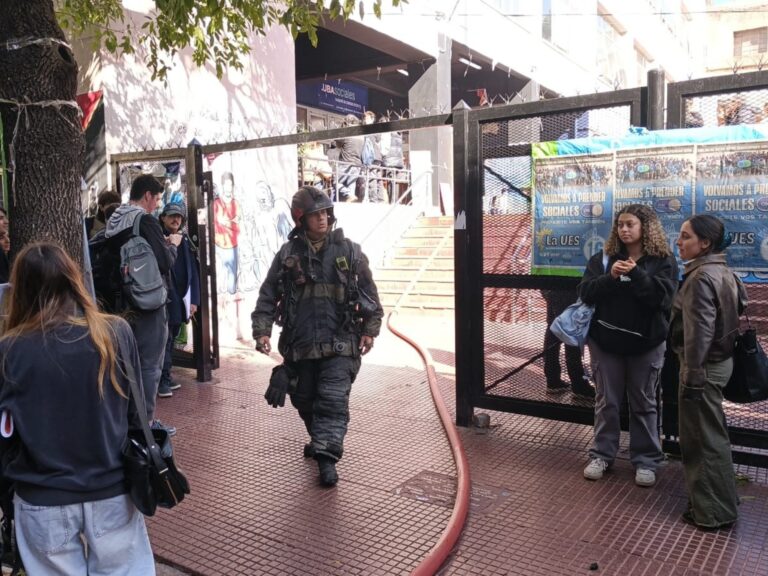 Incendio en la Facultad de Ciencias Sociales de la UBA: Momentos de Pánico en Constitución