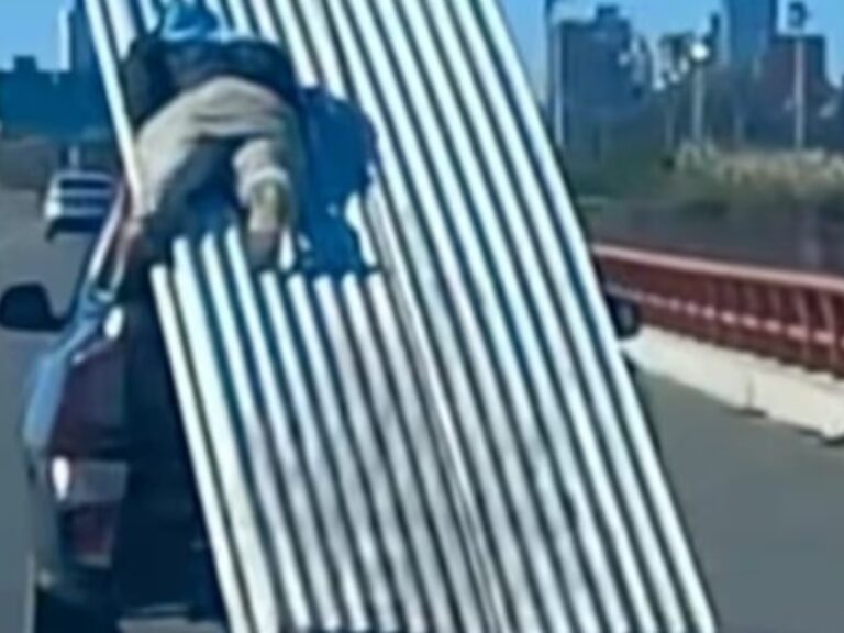 Locura en la Autopista: Hombre Viaja Acostado en la Caja de una Camioneta sobre Chapas