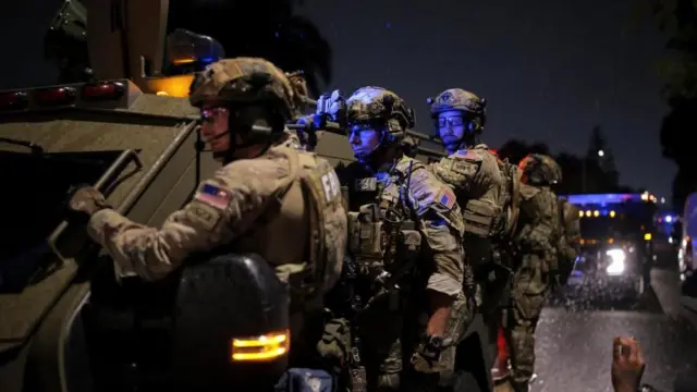 Agentes del FBI realizan un registro en Torrance, California