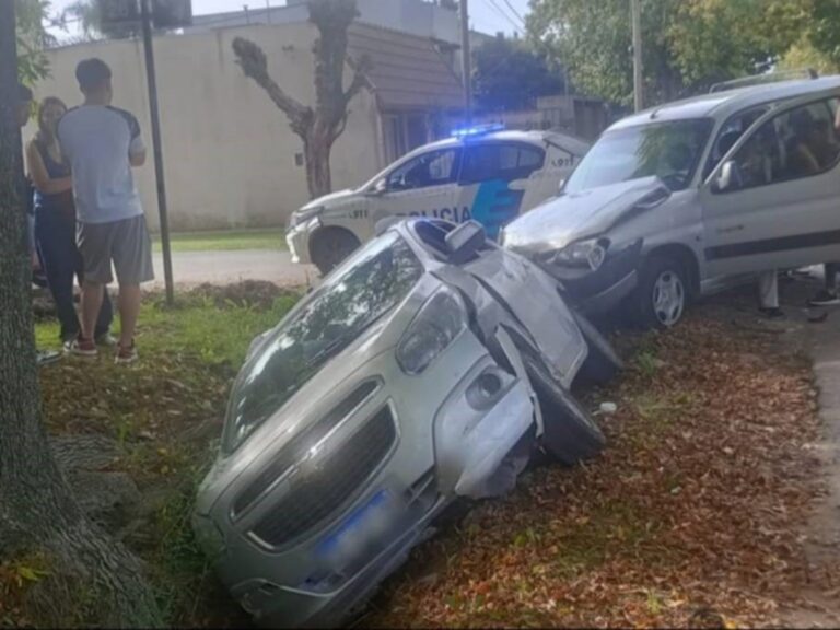 Adolescente sin licencia causa accidente y su padre lo encubre
