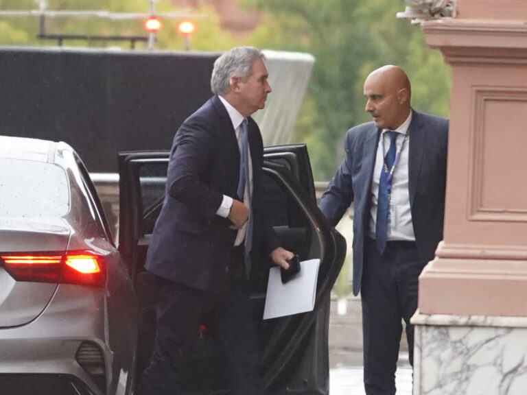 Contradicciones: El Gobierno negocia ascensos diplomáticos con el kirchnerismo, a pesar de su lema