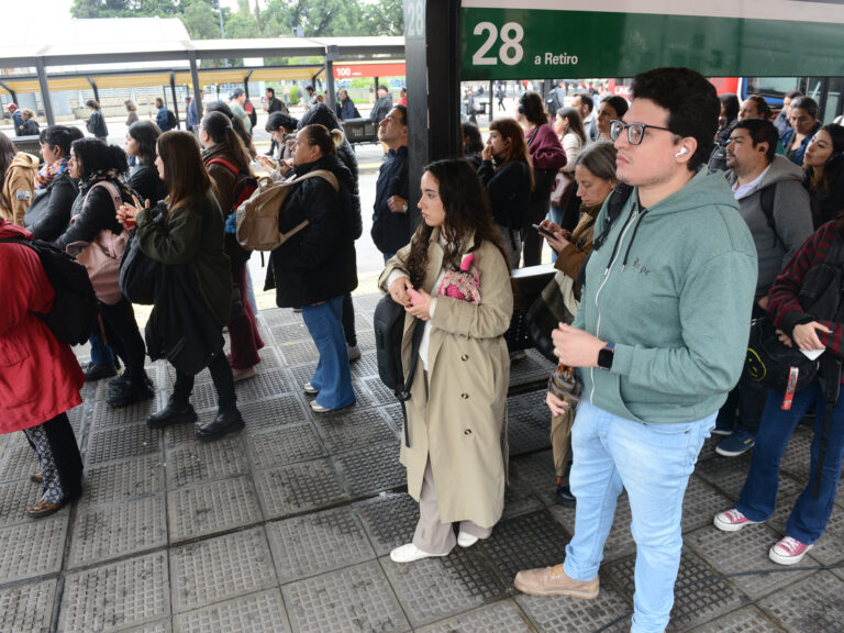 Escasez de Colectivos en el AMBA: Largas Colas y Posible Paro Mañana