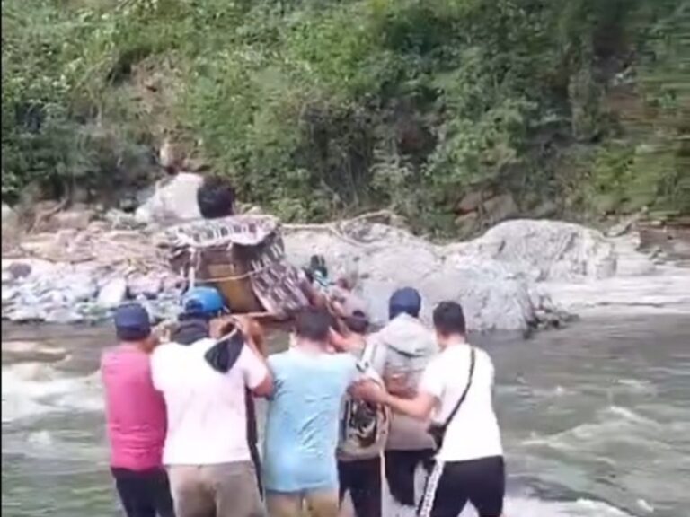 Inundados: Vecinos improvisan camilla para trasladar a enfermo a través de un río