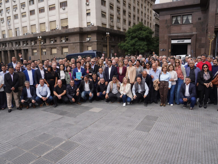 Intendentes peronistas marchan contra Caputo: ‘El combustible es un robo y faltan obras’