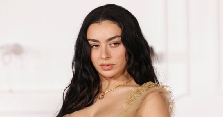 Charli XCX: La Era de la Transformación en Música, Cine y Moda