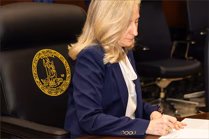 La ley SB 669 firmada por Abigail Spanberger en Virginia impacta en los intermediarios que suben los precios de los medicamentos