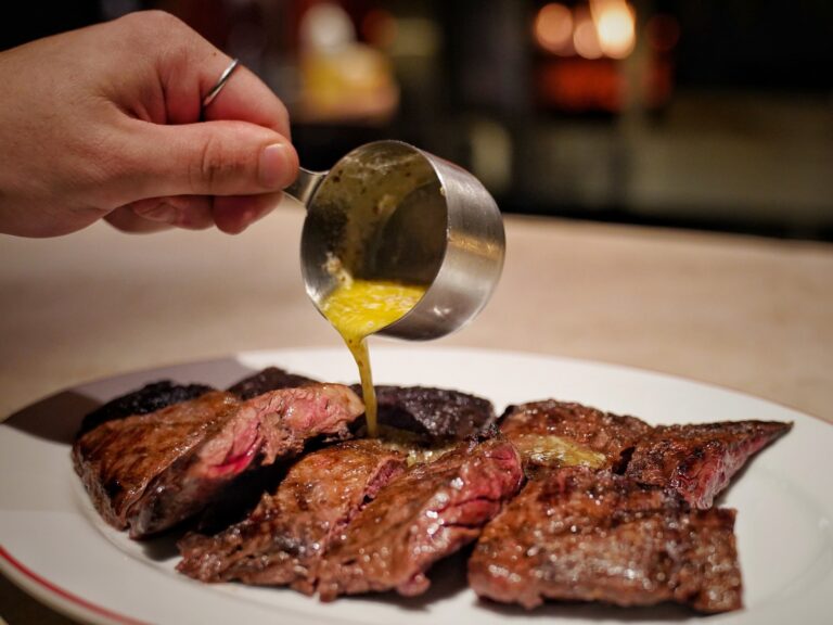 En Colegiales, la parrilla que sorprende: entraña con salsa manteca, mollejas perfectas y vinos europeos por copa