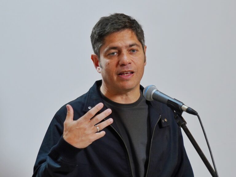 Kicillof viaja a España para consolidar su imagen como opositor a Milei en cumbre progresista