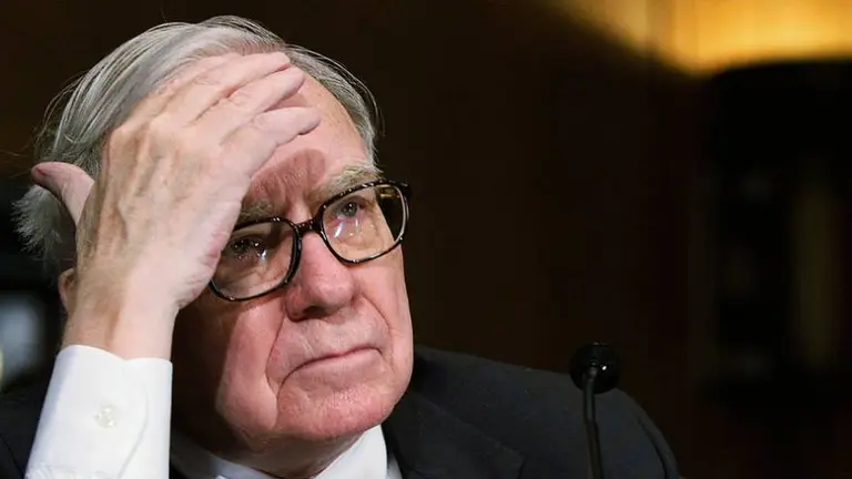 Warren Buffett al reconocer su error en la venta de acciones de Apple