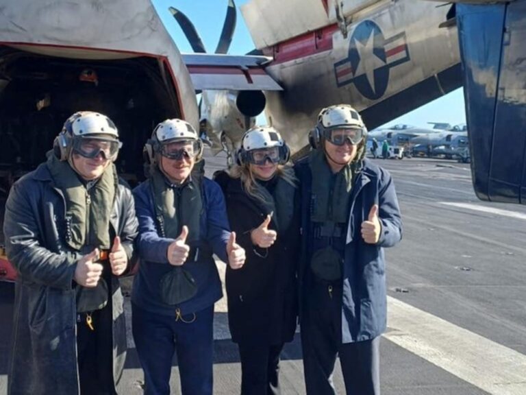 Javier Milei explora el portaaviones Nimitz, gigante nuclear de EE. UU. en aguas argentinas.